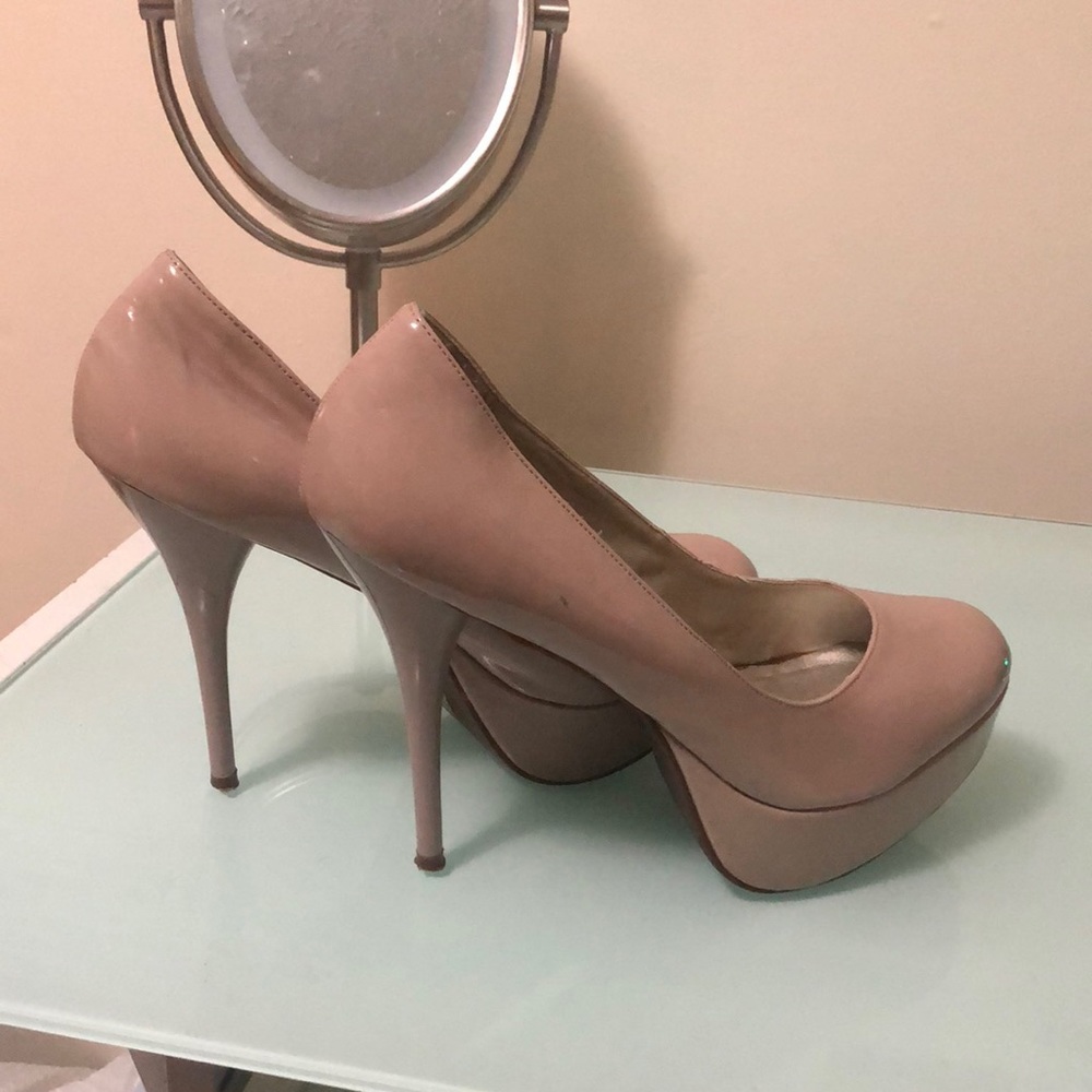 Nude pumps